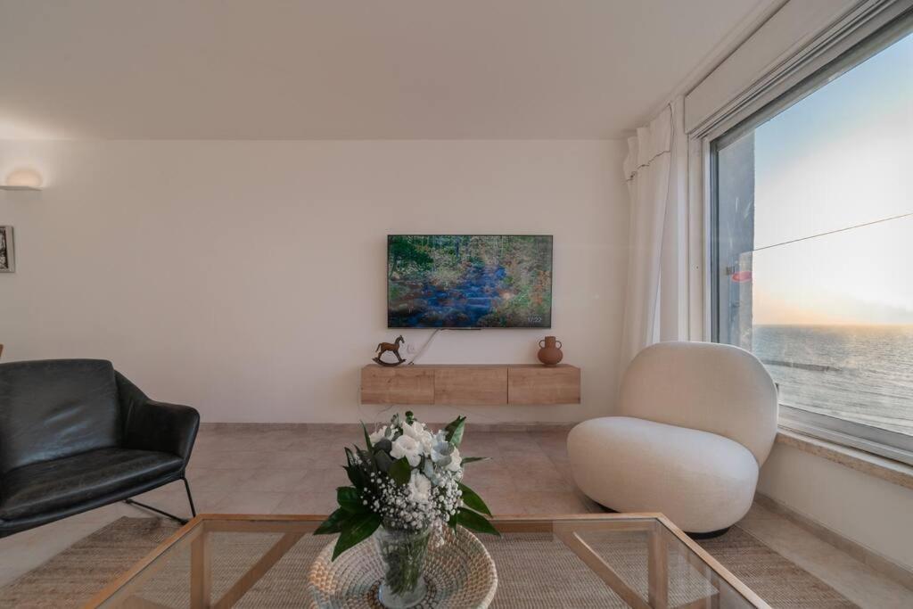 Beachfront Apartment With Breathtaking Sea View Нетания Екстериор снимка