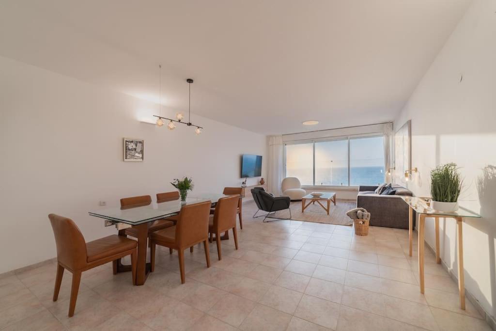 Beachfront Apartment With Breathtaking Sea View Нетания Екстериор снимка